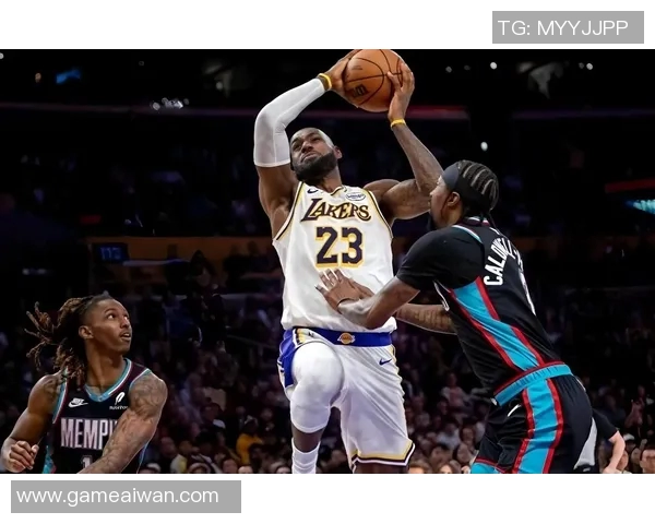 詹姆斯拿下“准三双” 湖人战胜老鹰